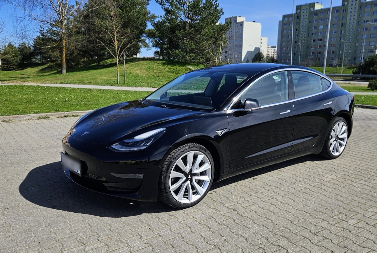 Tesla Model 3 из парка Manzana Rent
