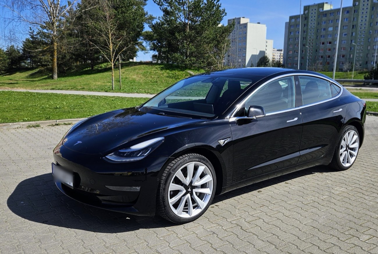 Tesla Model 3 из парка Manzana Rent