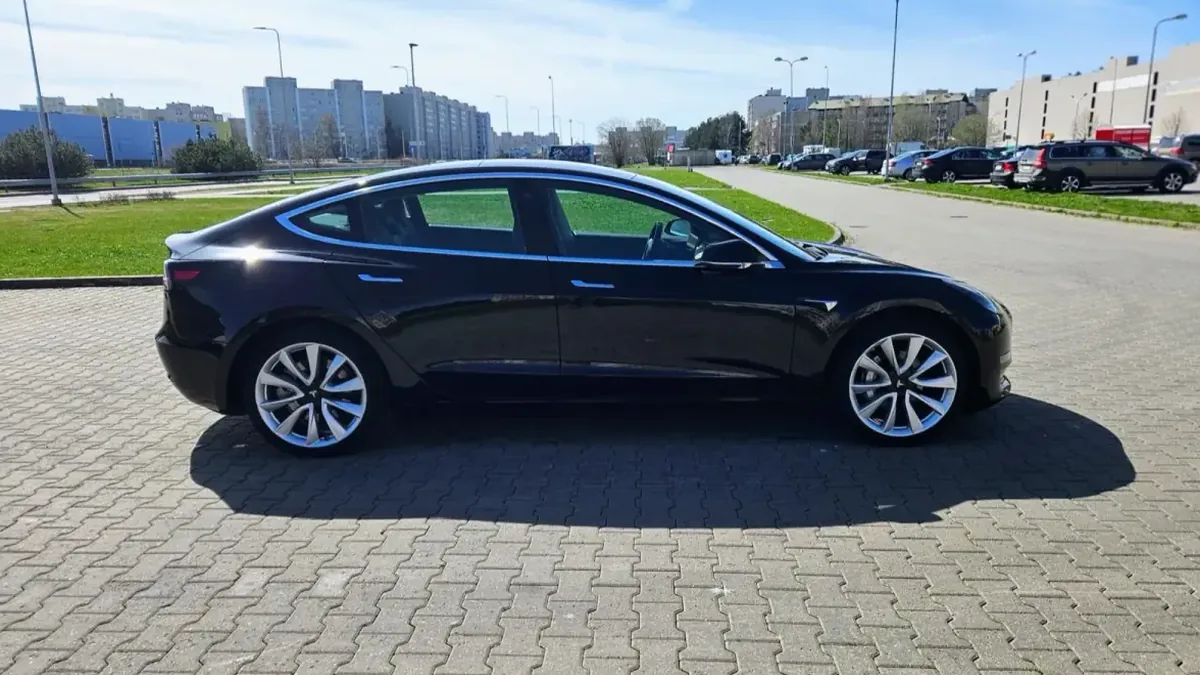 Tesla Model 3 из парка Manzana Rent