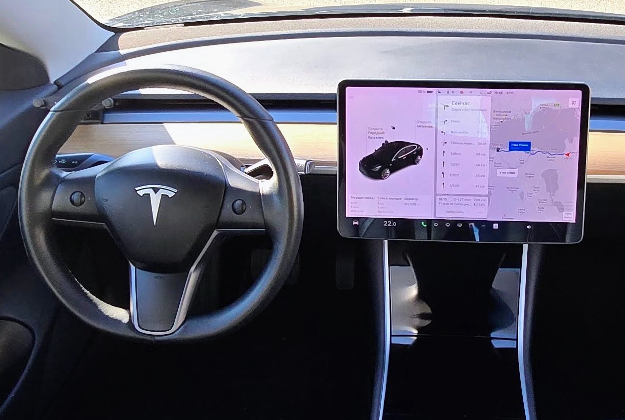 Панель приборов Tesla Model 3