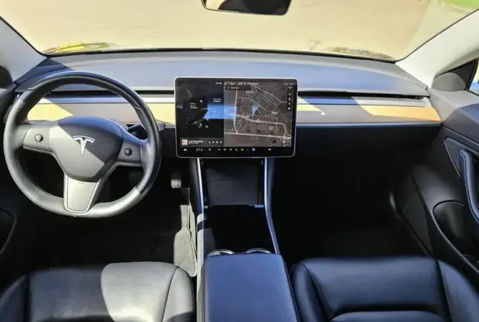 Салон Tesla Model 3