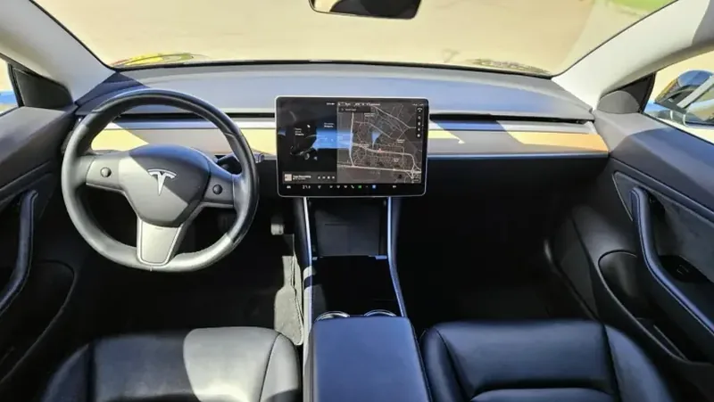 Салон Tesla Model 3